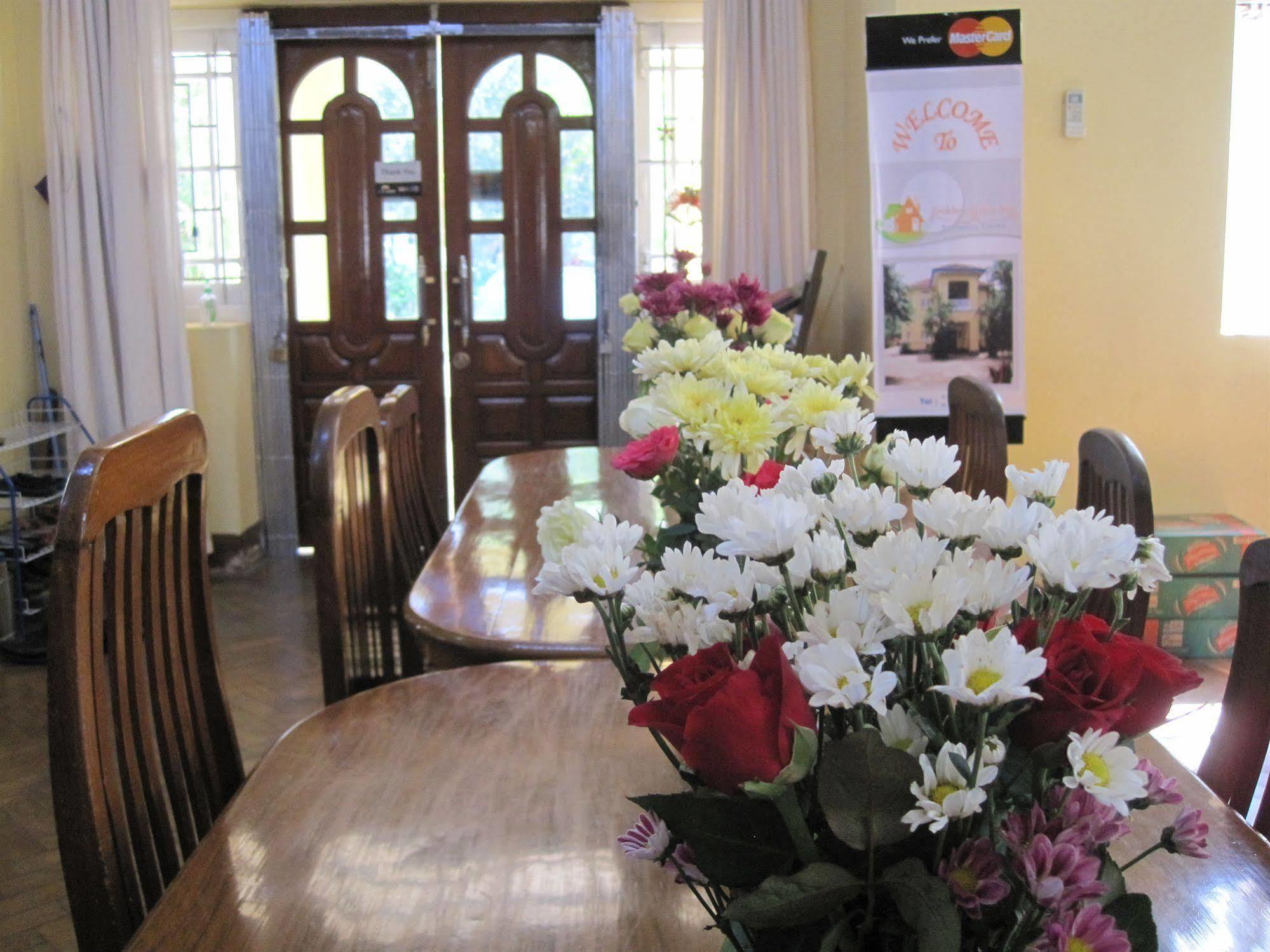 Golden Guest Inn Янгон Экстерьер фото